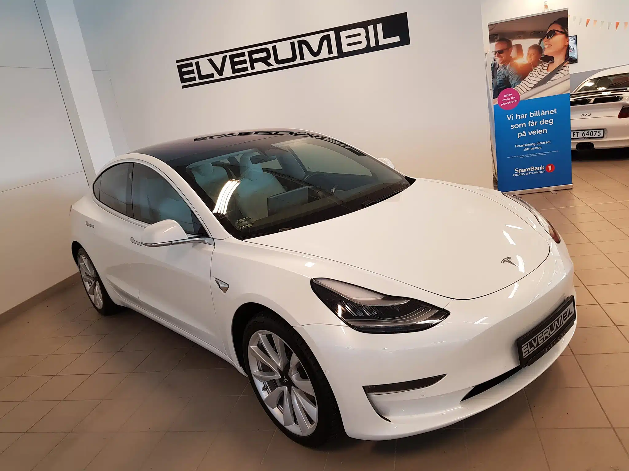 En hvit Tesla